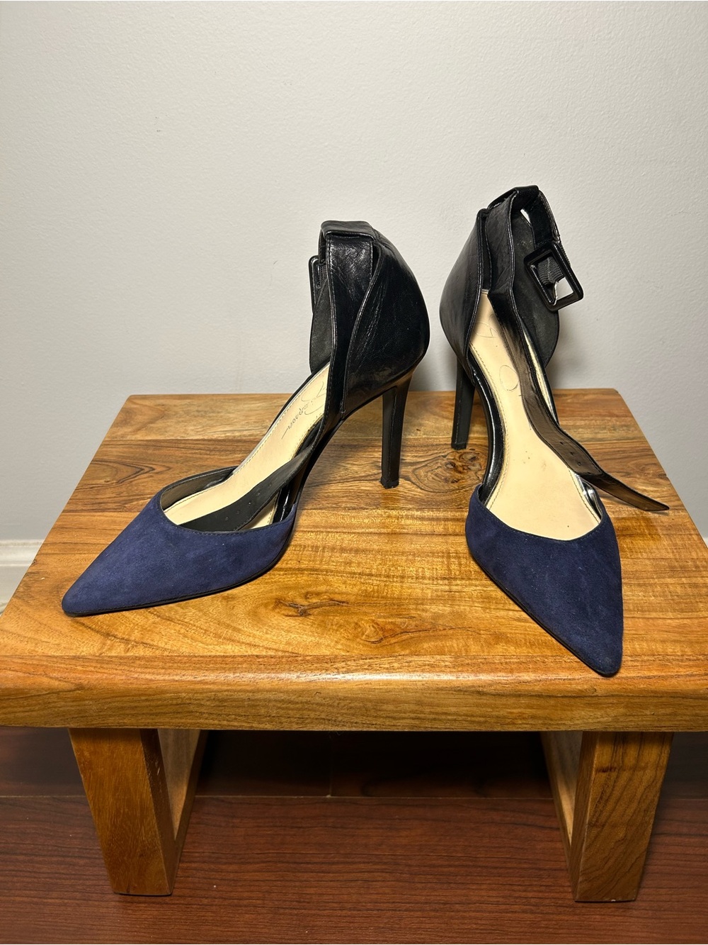 Jessica Simpson Black and Navy pumps